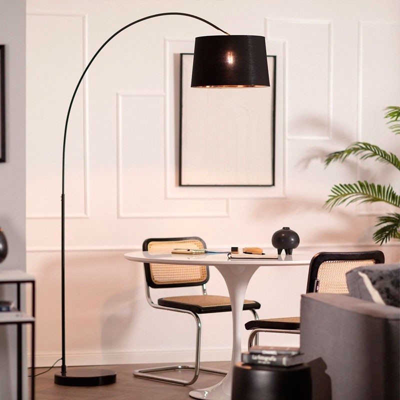 lámpara negra de pie