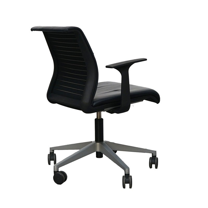 Silla Confidente Piel Negra con Ruedas de Steelcase - Montiel