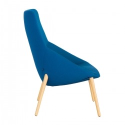 Butaca Azul Patas Madera Bow de Forma 5