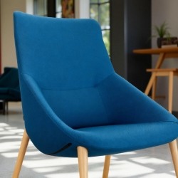 Butaca Azul Patas Madera Bow de Forma 5