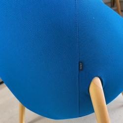 Butaca Azul Patas Madera Bow de Forma 5