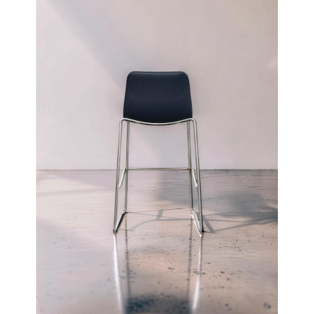 Taburete Apilable Alto con Respaldo Viv de NaugthOne