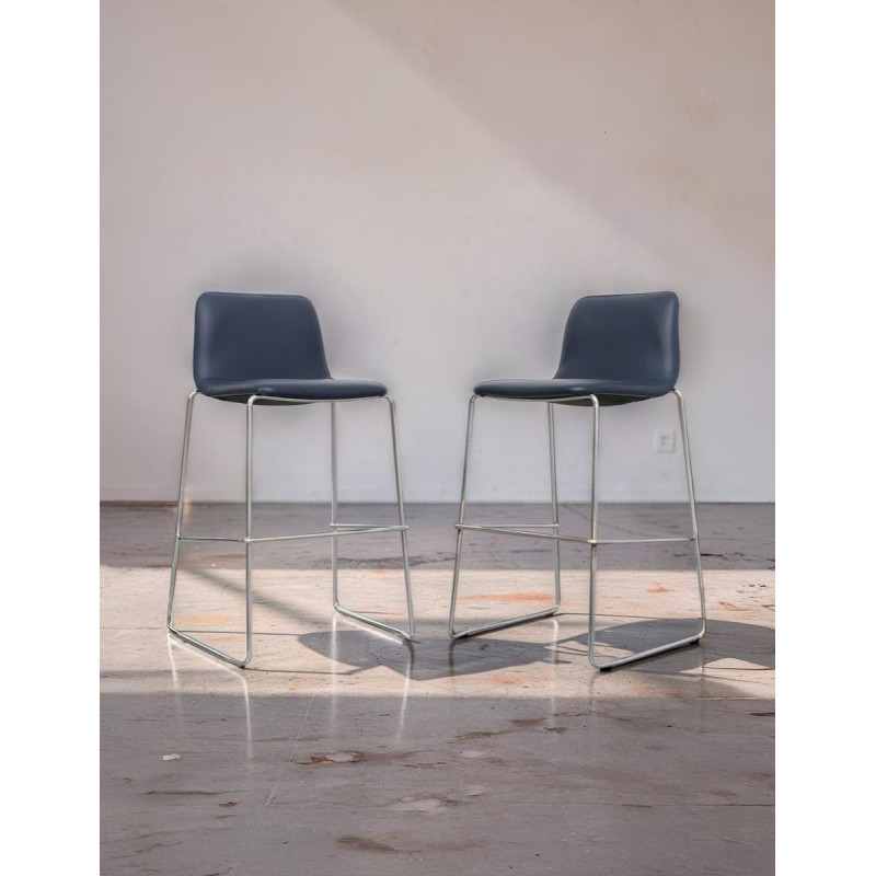 Taburete Apilable Alto con Respaldo Viv de NaugthOne