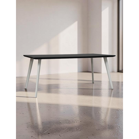 Mesa Recta con Patas Blancas y Tablero Negro de Arper - Montiel