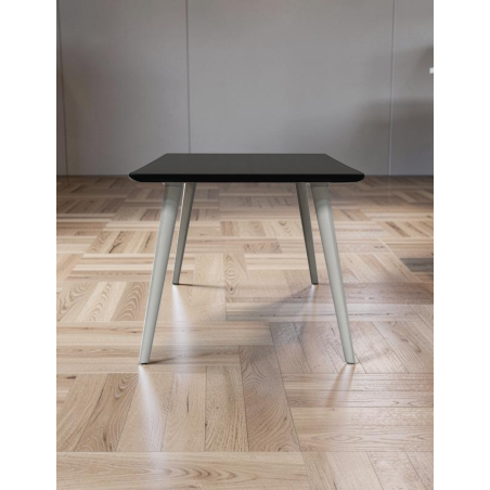 Mesa Recta con Patas Blancas y Tablero Negro de Arper - Montiel