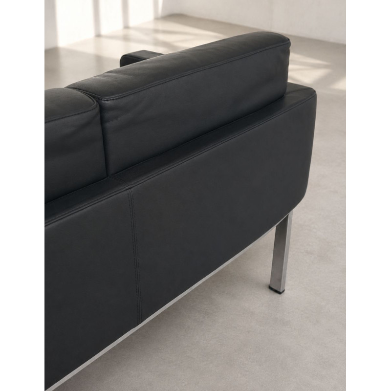 Sofá de Recepción en Piel Negra de Kron - Montiel