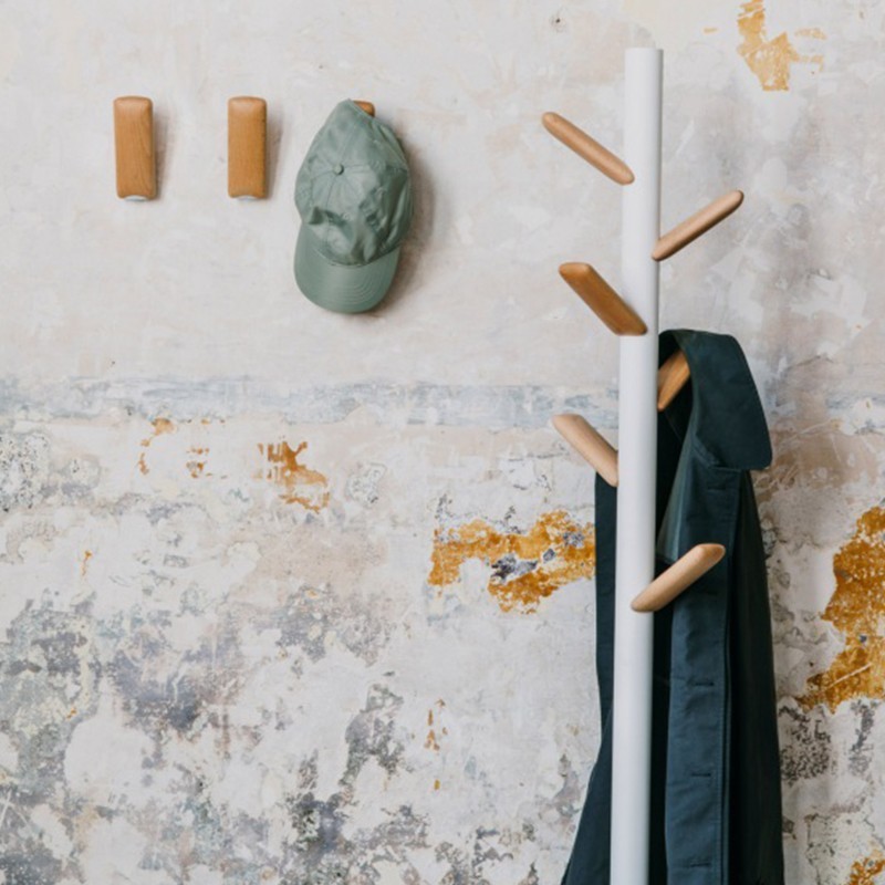 perchero de pie blanco y madera