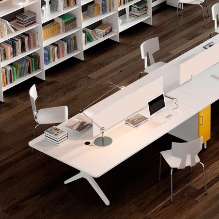 Multipuesto blanco con separador de melamina y armario electrificado serie Maya de Ismobel