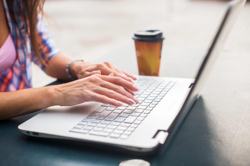 Teletrabajando en el ordenador
