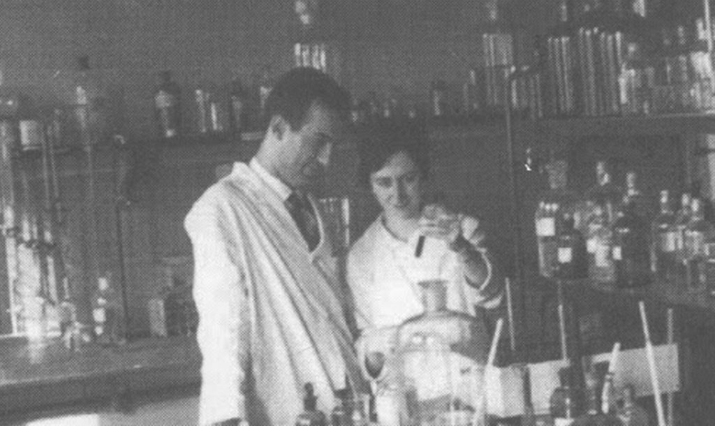 Margarita Salas en un laboratorio con su esposo