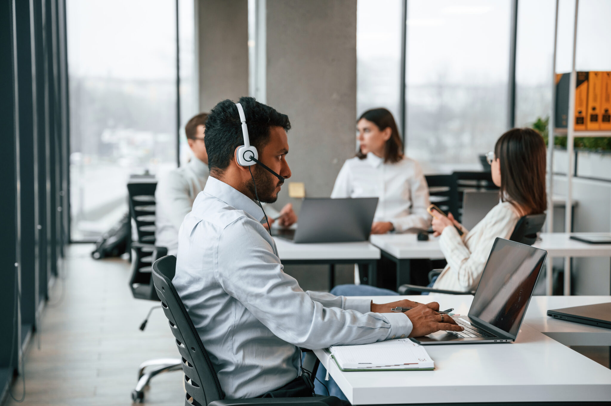 5 elementos imprescindibles para el mobiliario de centros de atención telefónica call-center