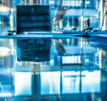 Cómo mantener impecables las mesas de cristal de tu oficina