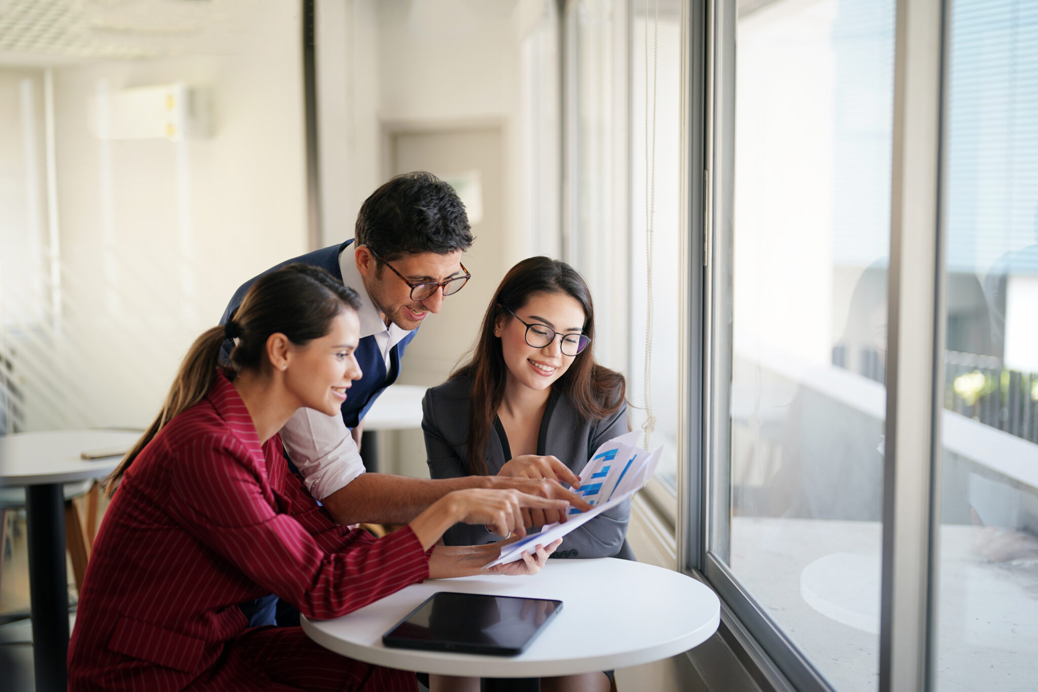 El mentoring como motor del éxito empresarial Implementar un programa de mentoring en la oficina no es solo una inversión en el desarrollo del talento interno, sino en el futuro éxito de la empresa. Un buen programa de mentoring puede mejorar la retención de empleados, fortalecer el liderazgo y fomentar una cultura de aprendizaje continuo. Si sigues los pasos descritos en este artículo, estarás bien encaminado para crear un programa efectivo que beneficie tanto a tus empleados como a tu empresa. ¿Tienes experiencia con programas de mentoring en tu empresa? ¿Te gustaría implementar uno? ¡Déjanos tus comentarios y comparte tus pensamientos! Nos encantaría saber cómo planeas usar el mentoring para impulsar el crecimiento en tu oficina.