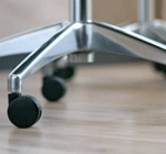 Cómo evitar que las ruedas de tu silla acumulen pelo y suciedad