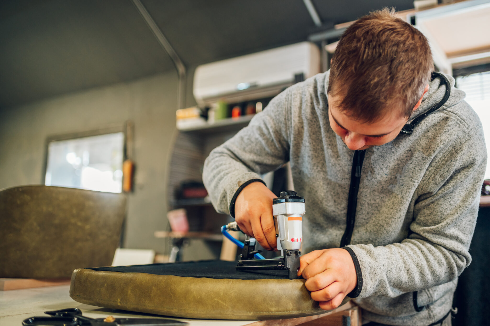 Cómo tapizar un sillón paso a paso y darle una nueva vida​