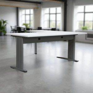 Mesa de oficina blanca reacondicionada