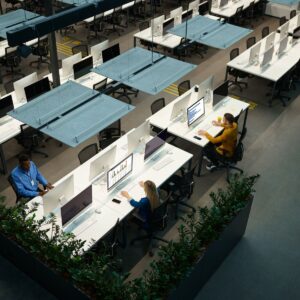 Oficina con tecnologia invisible, sin cables por medio y bien ordenada