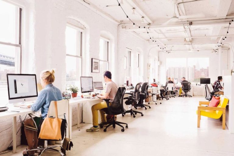 Silla ergonómica en oficina
