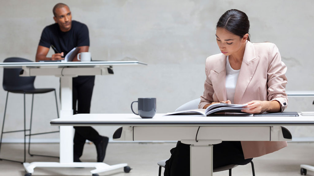 las mesas elevables de oficina son las más ergonómicas
