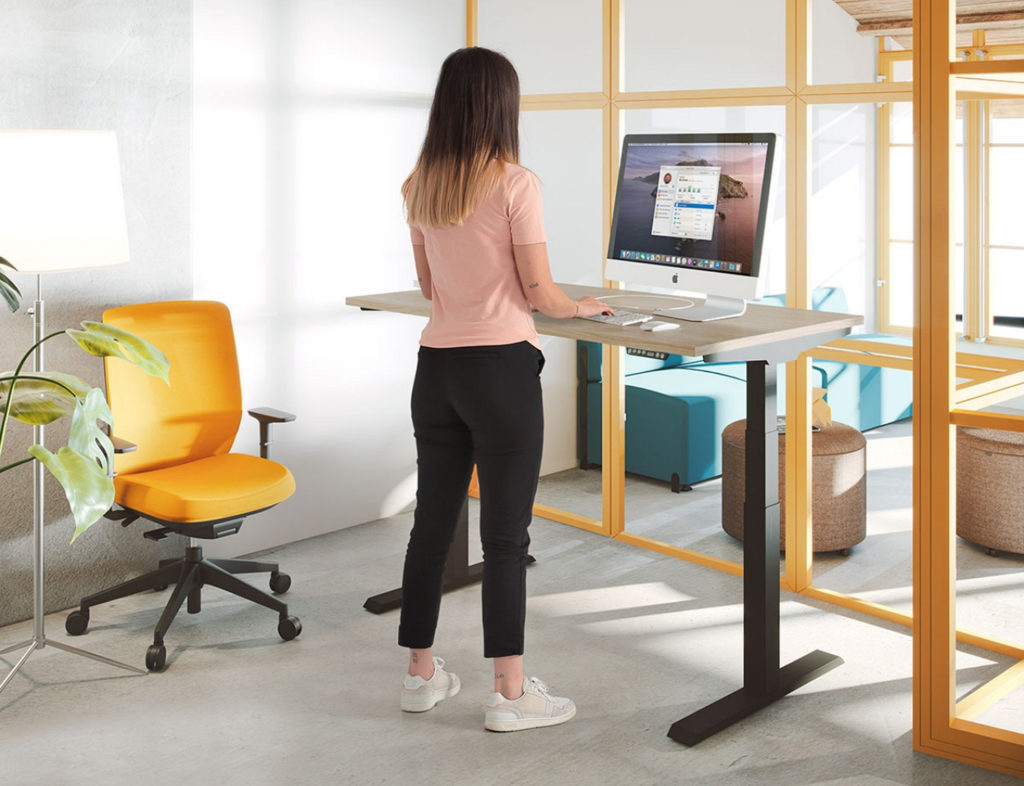 trabaja cómodamente con las mesas elevables de oficina