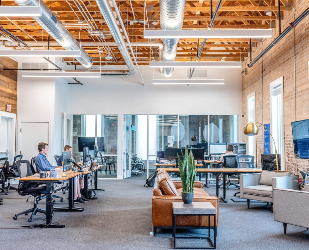 colocción de escritorios en fila