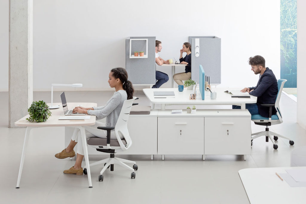 Cómo sentarse bien en la oficina