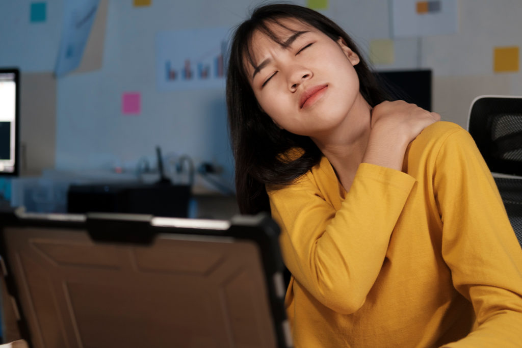 Cómo sentarse bien en la oficina