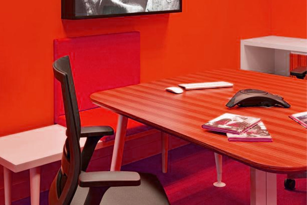 con que color combina rojo paredes