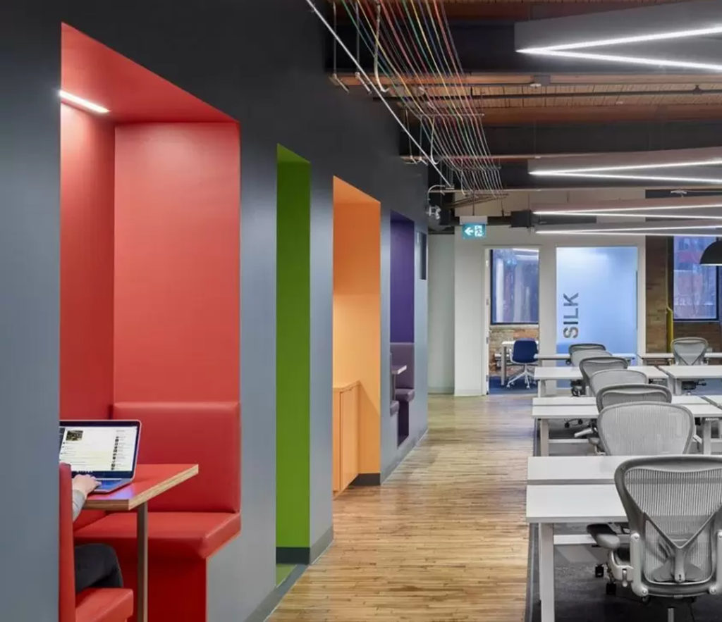 con que color combina rojo paredes