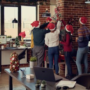 ambiente de trabajo navideño en oficina con equipo motivado