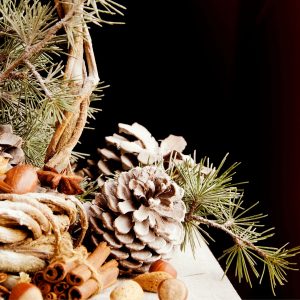 Centro de mesa navideño de piñas y ramas