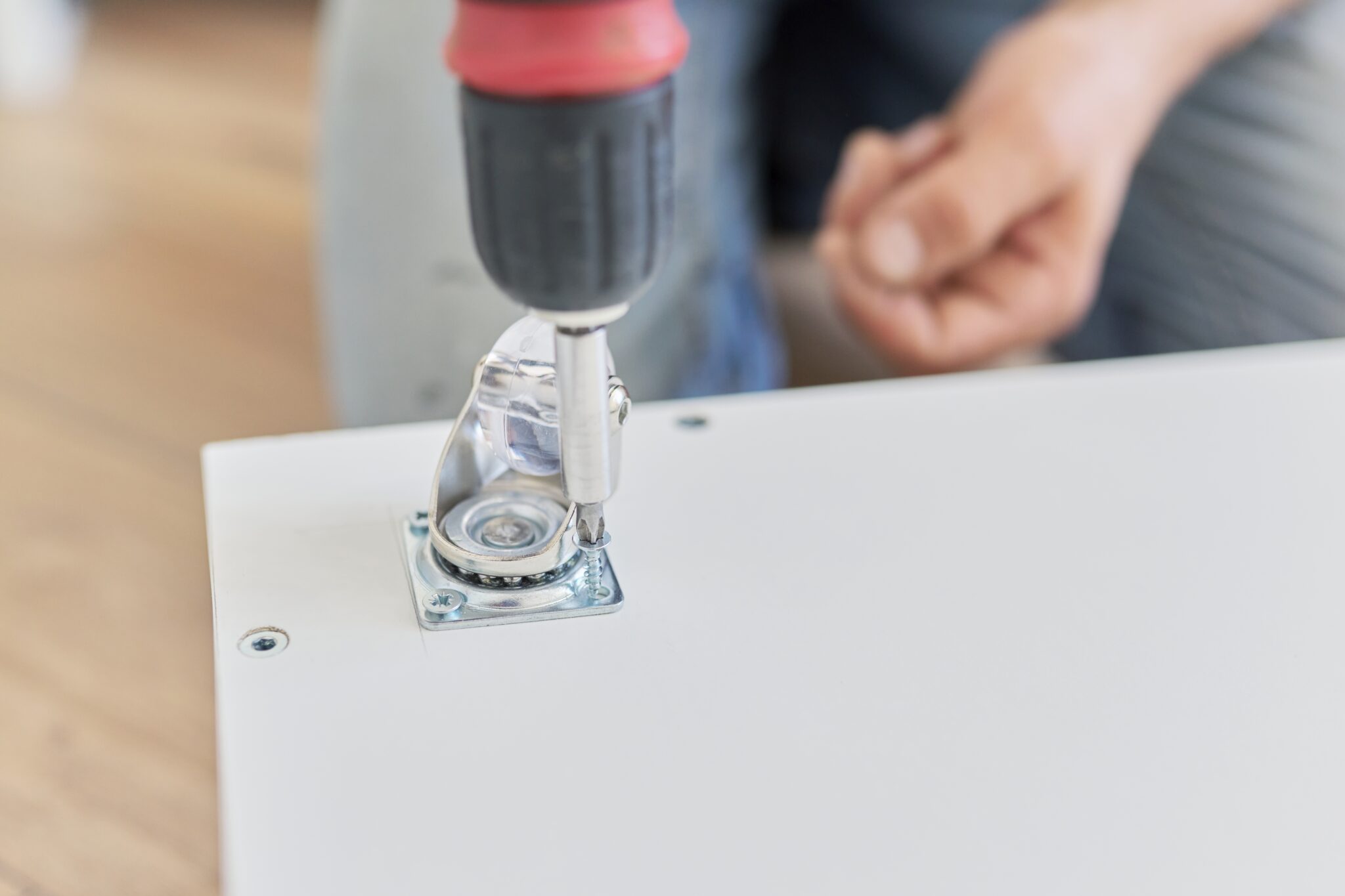 colocar ruedas mueble