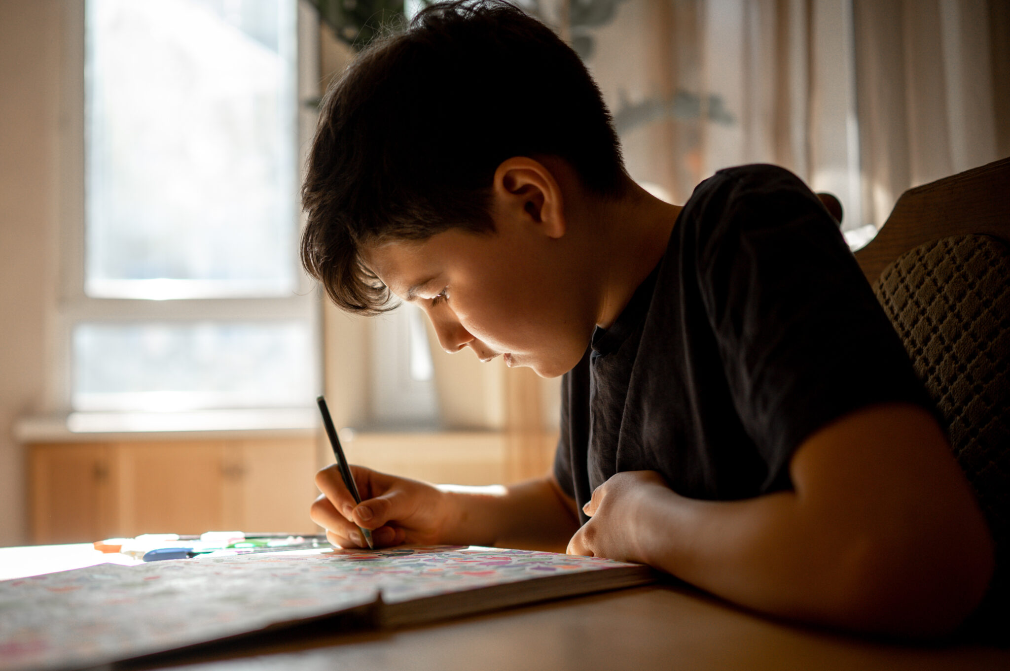 ¿Por qué una silla y una mesa de estudio son muebles importantes para los niños?