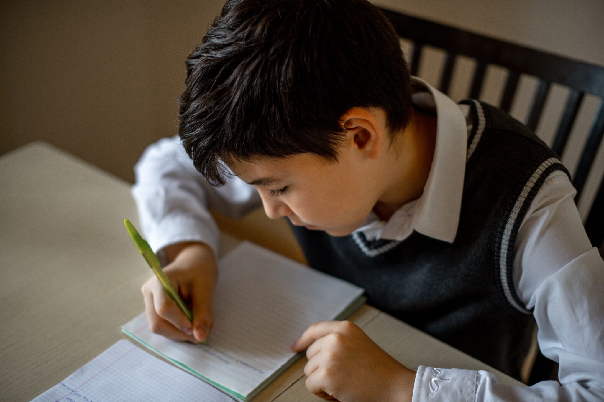 ¿Por qué una silla y una mesa de estudio son muebles importantes para los niños?