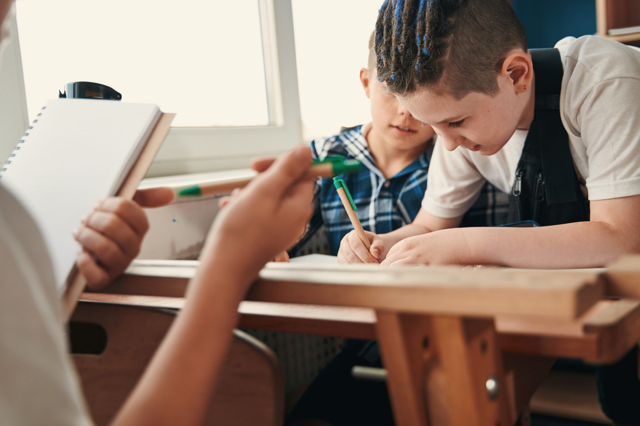 ¿Por qué una silla y una mesa de estudio son muebles importantes para los niños?