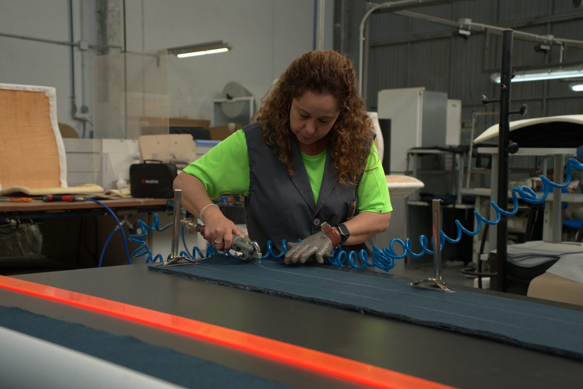 Creativas, arquitectas y diseñadoras del Instituto 42 participan en una performance del movimiento "Reoffice By Montiel"