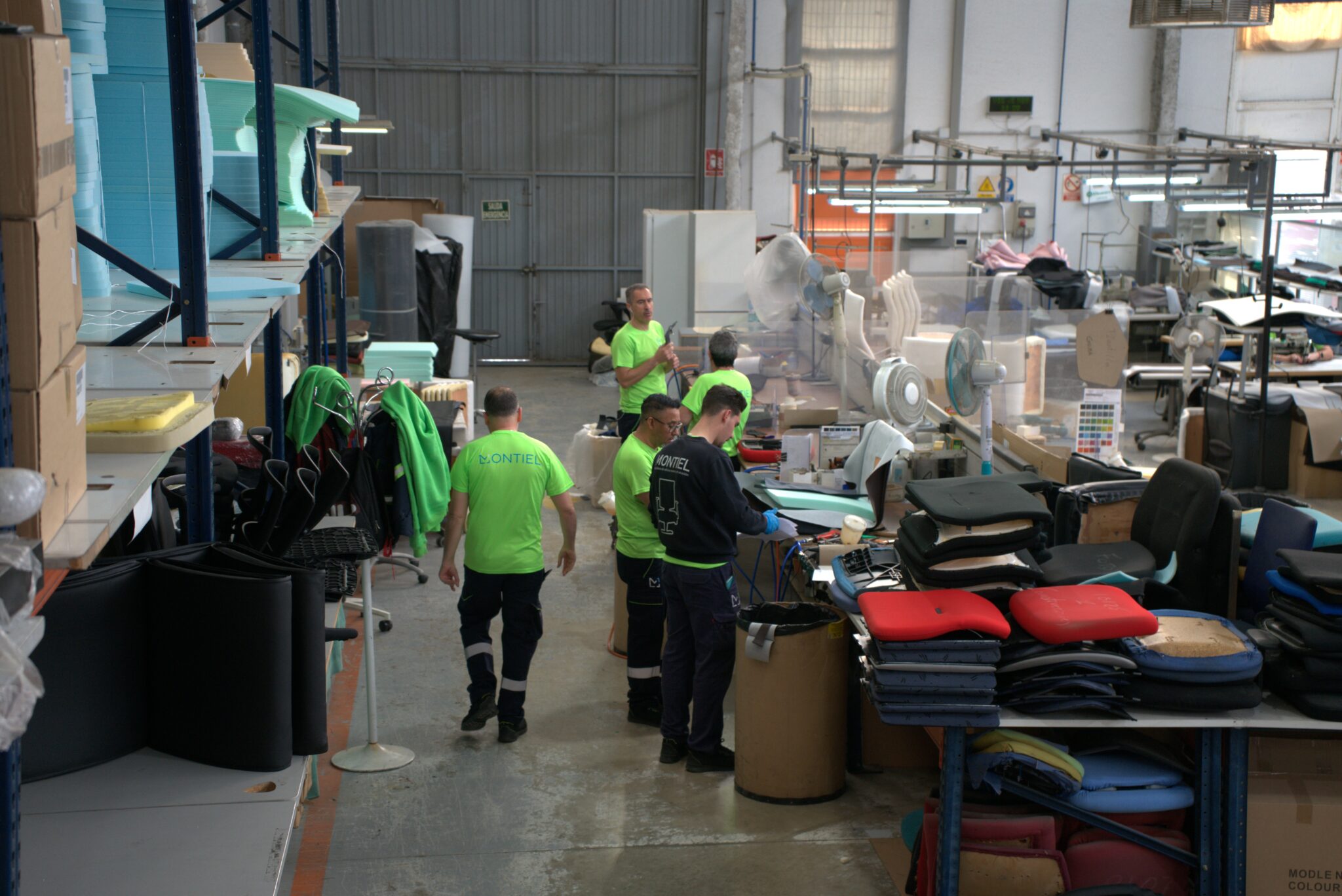 Creativas, arquitectas y diseñadoras del Instituto 42 participan en una performance del movimiento "Reoffice By Montiel"