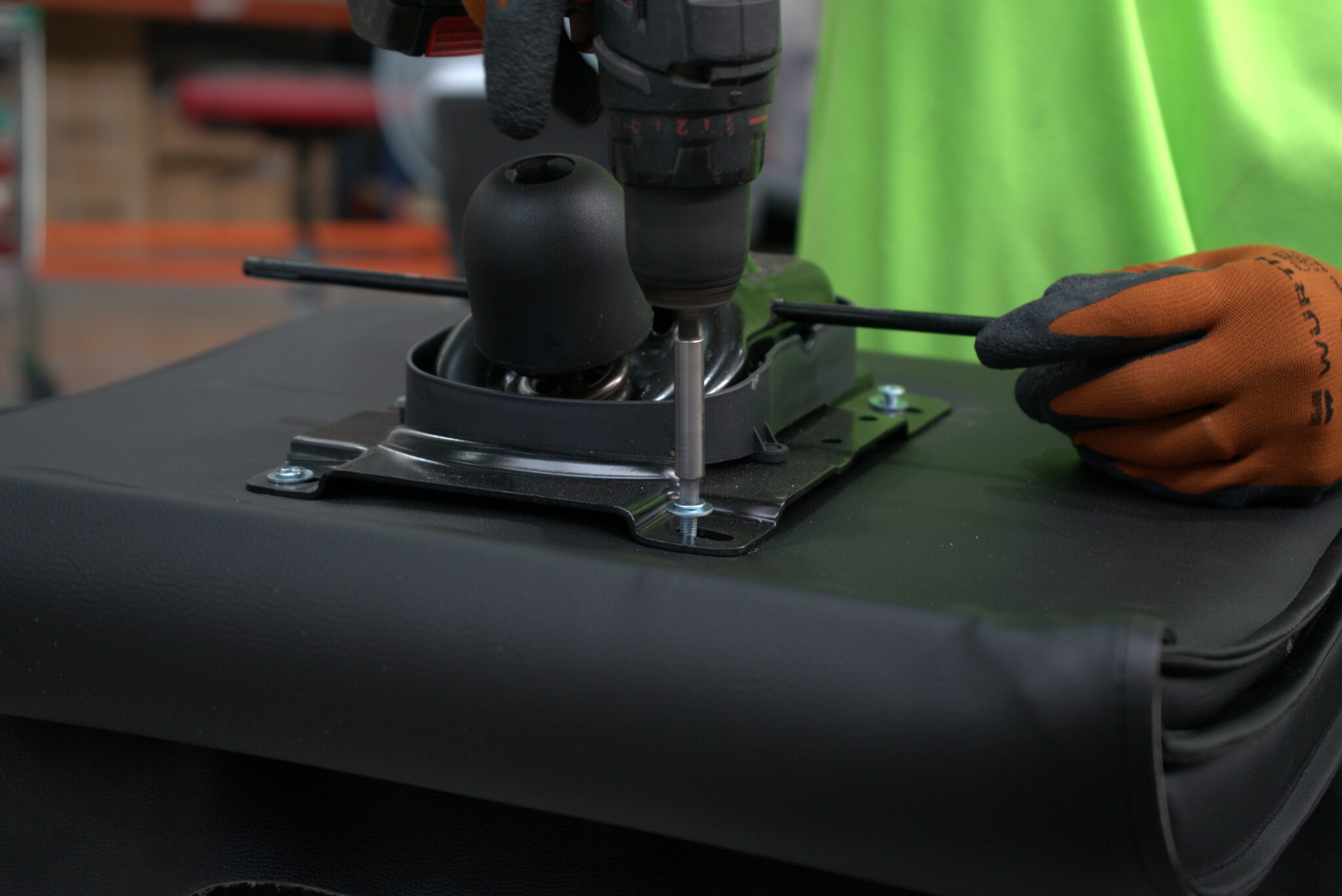 Creativas, arquitectas y diseñadoras del Instituto 42 participan en una performance del movimiento "Reoffice By Montiel"