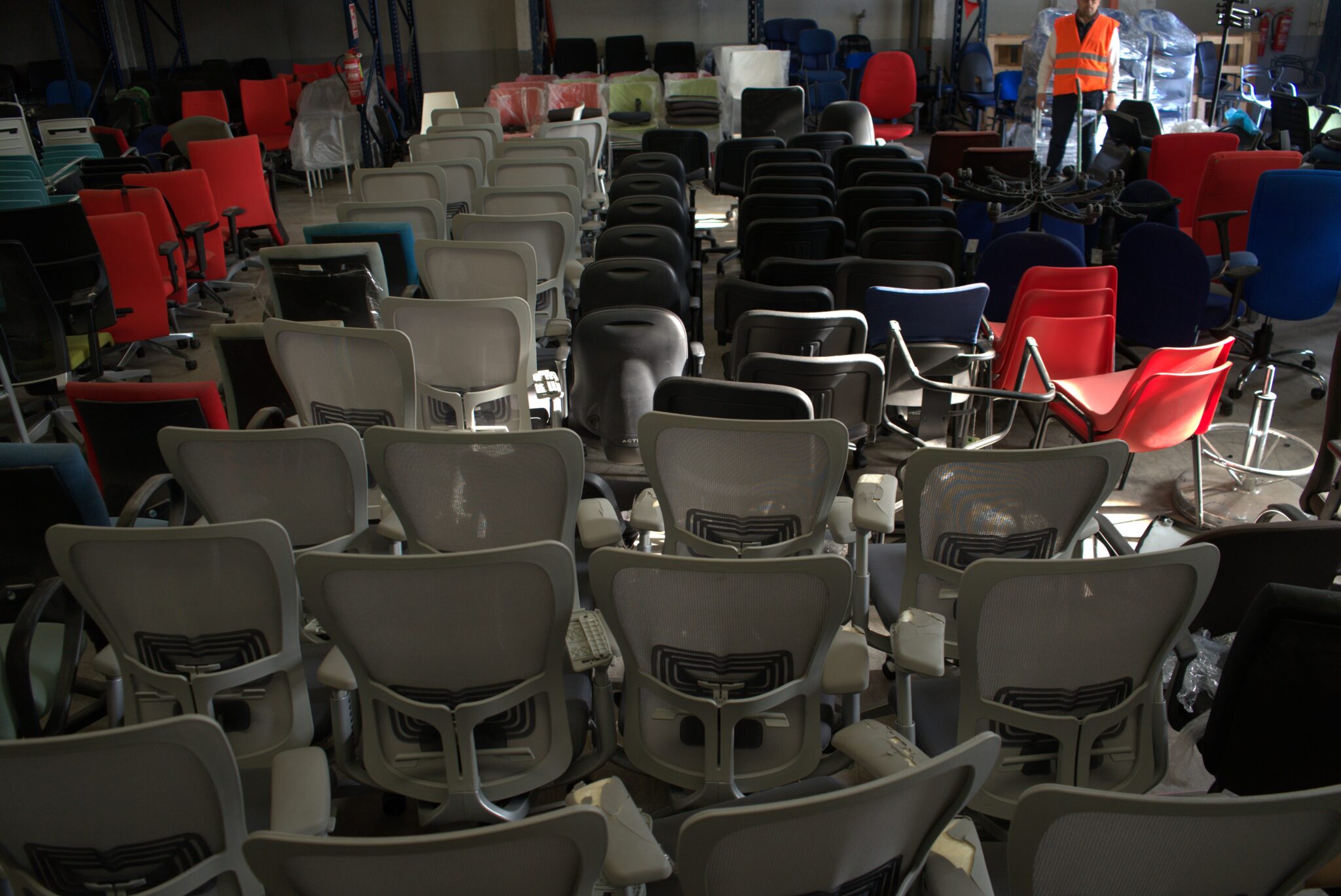 Creativas, arquitectas y diseñadoras del Instituto 42 participan en una performance del movimiento "Reoffice By Montiel"