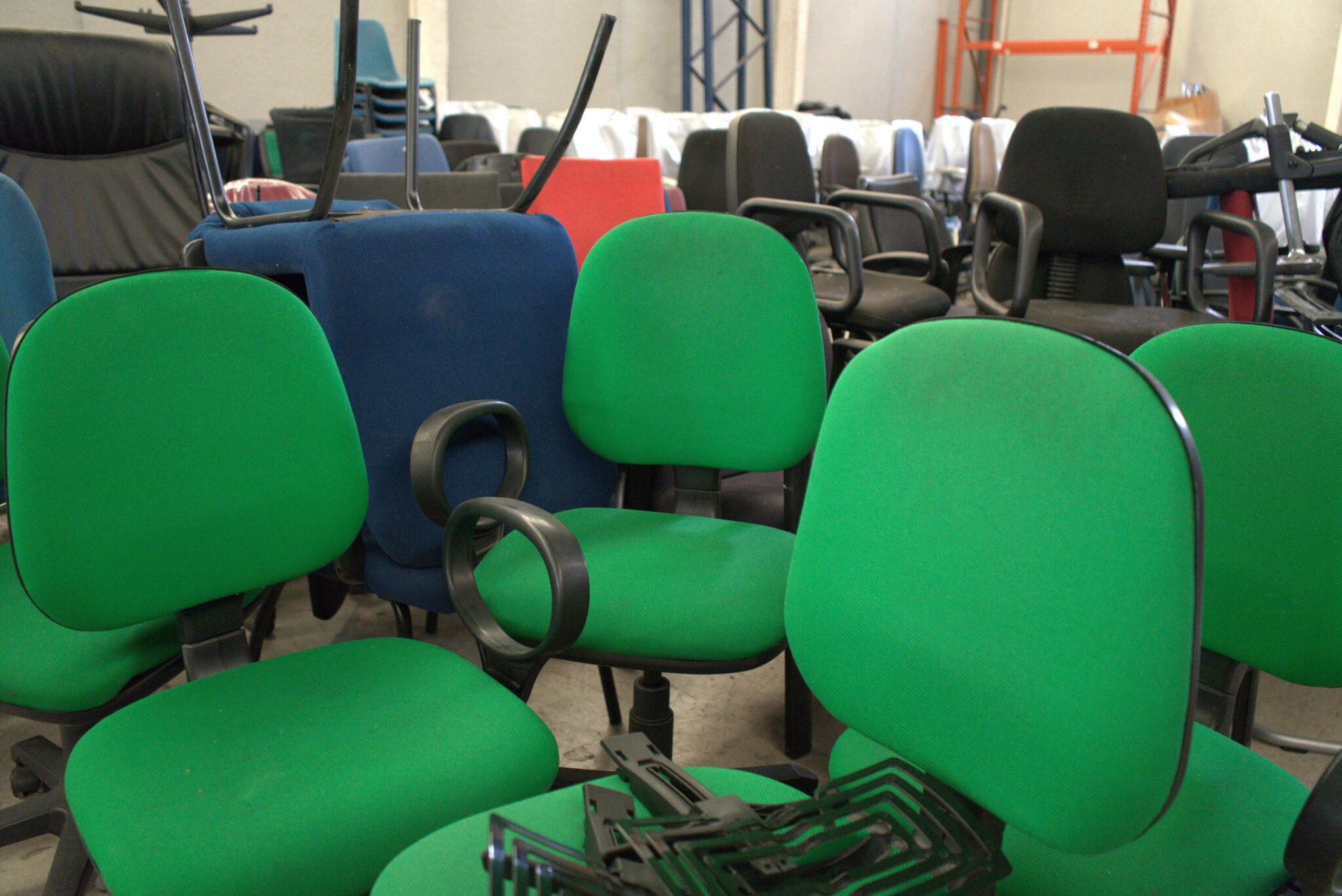 Montiel muestra los beneficios ambientales del reacondicionado de muebles de oficina