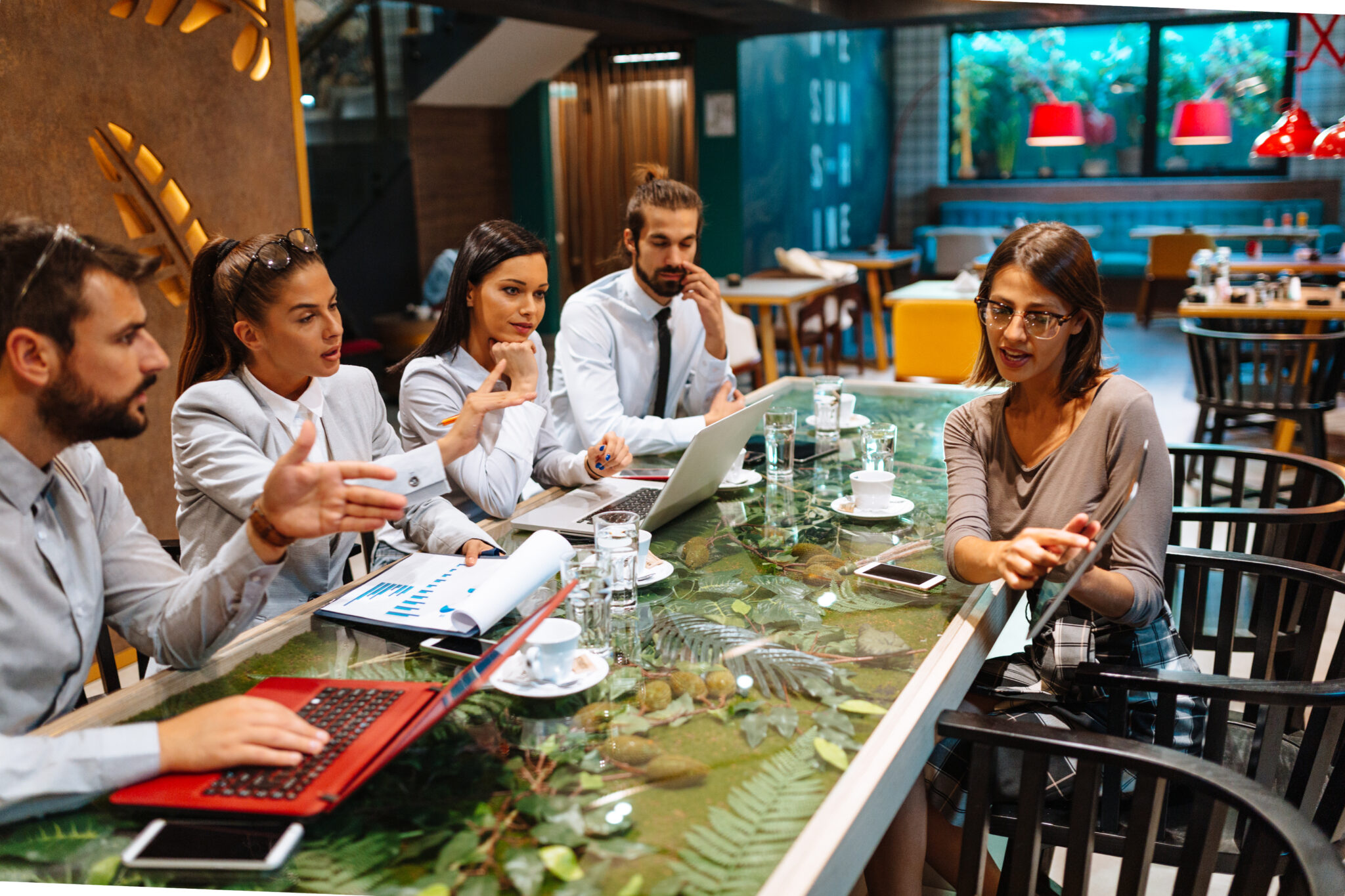 ¿Un escritorio de cristal es adecuado para ti? Explora los pros y los contras