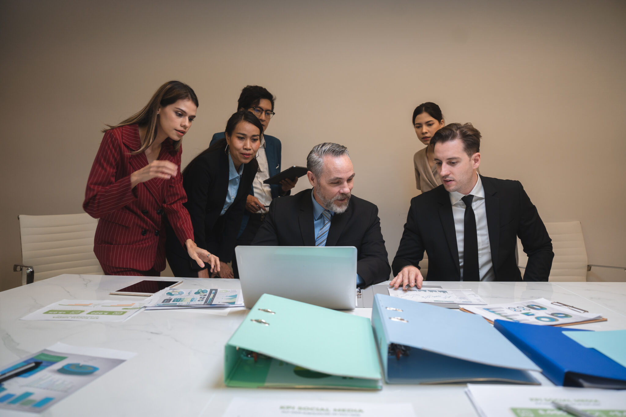 ¿Cómo puedo amueblar bien mi negocio startup con un presupuesto limitado?