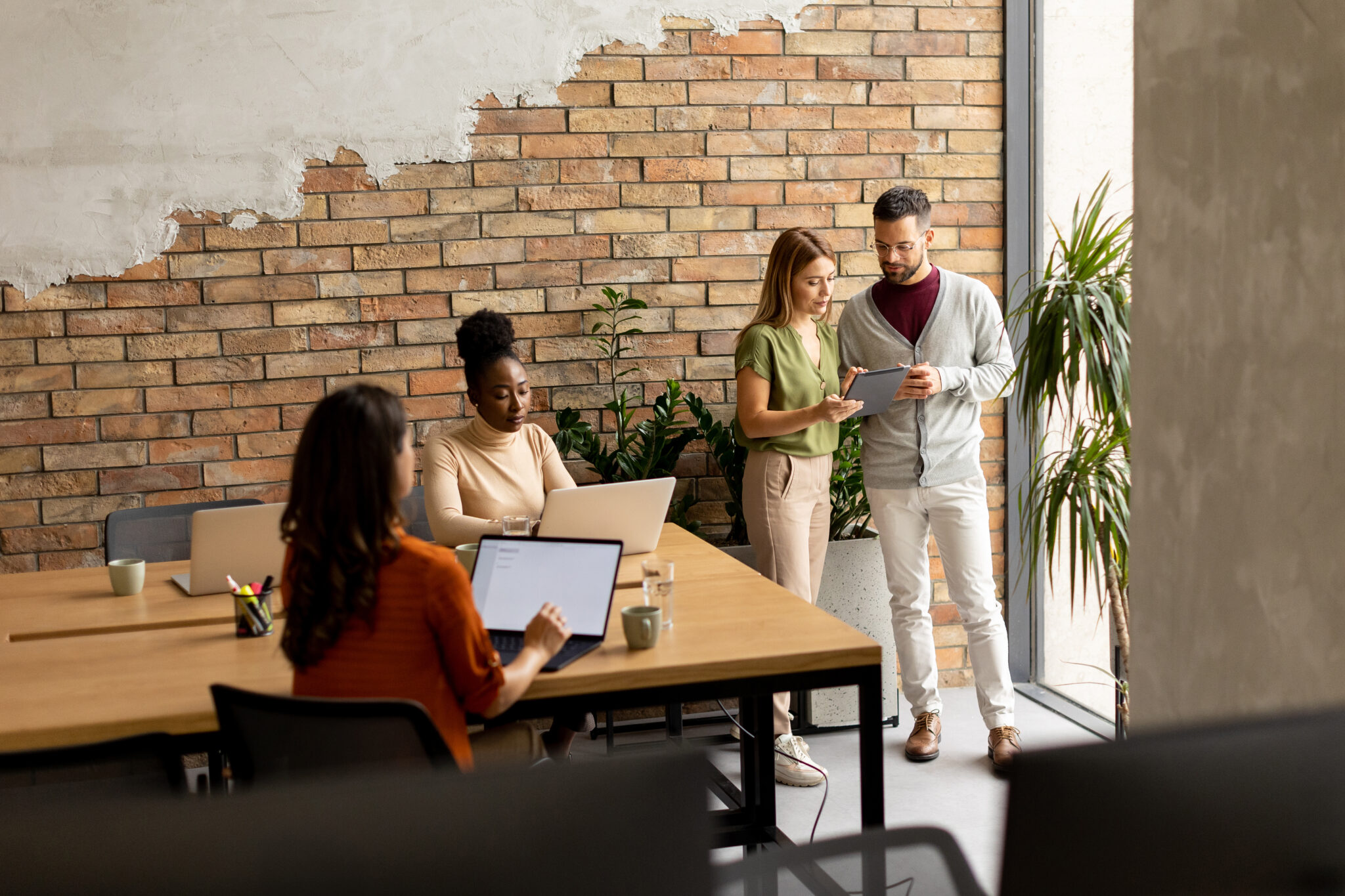 ¿Cómo puedo amueblar bien mi negocio startup con un presupuesto limitado?