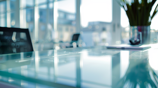 Cómo mantener impecables las mesas de cristal de tu oficina
