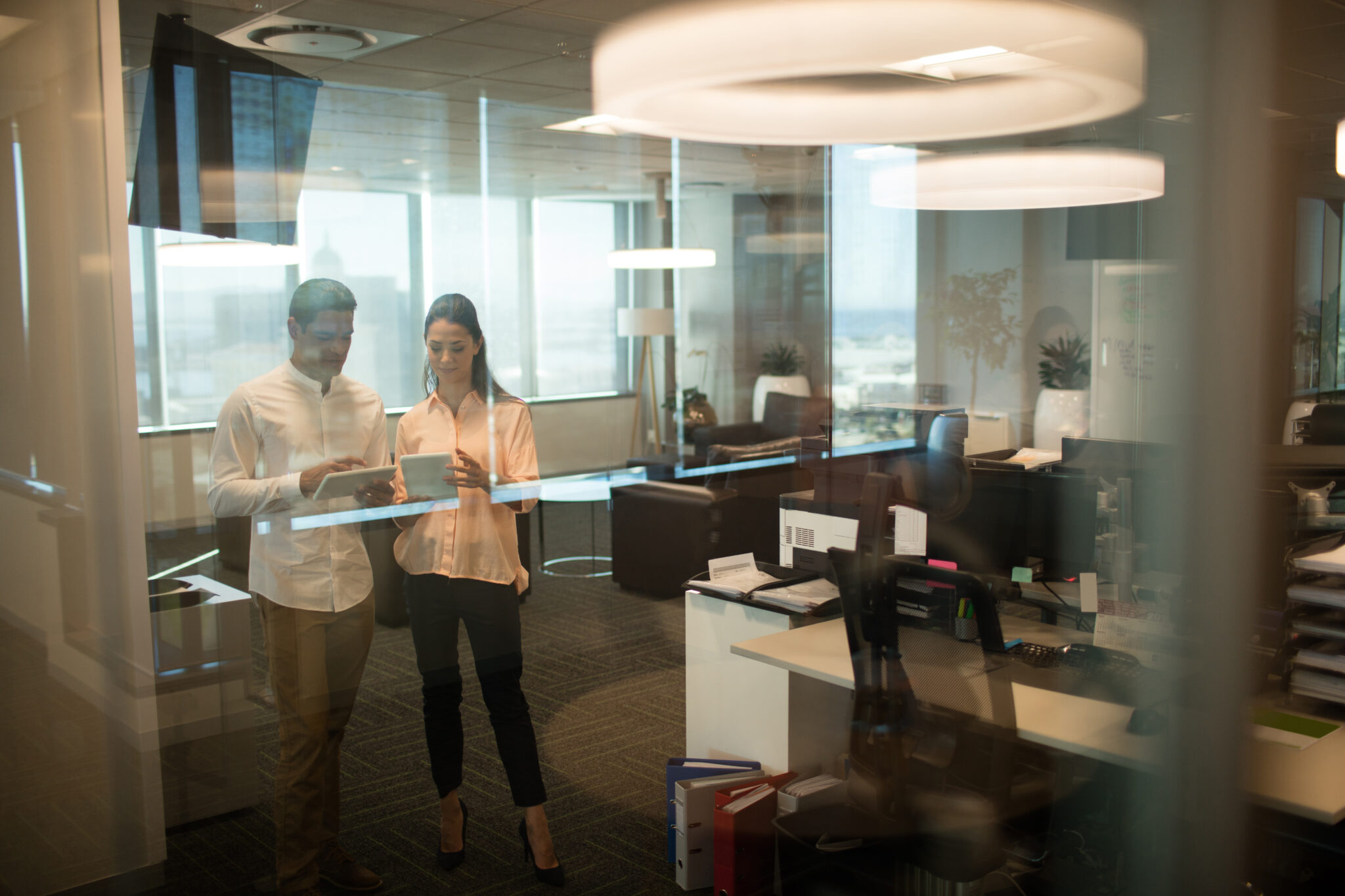 La importancia de una buena iluminación en la oficina