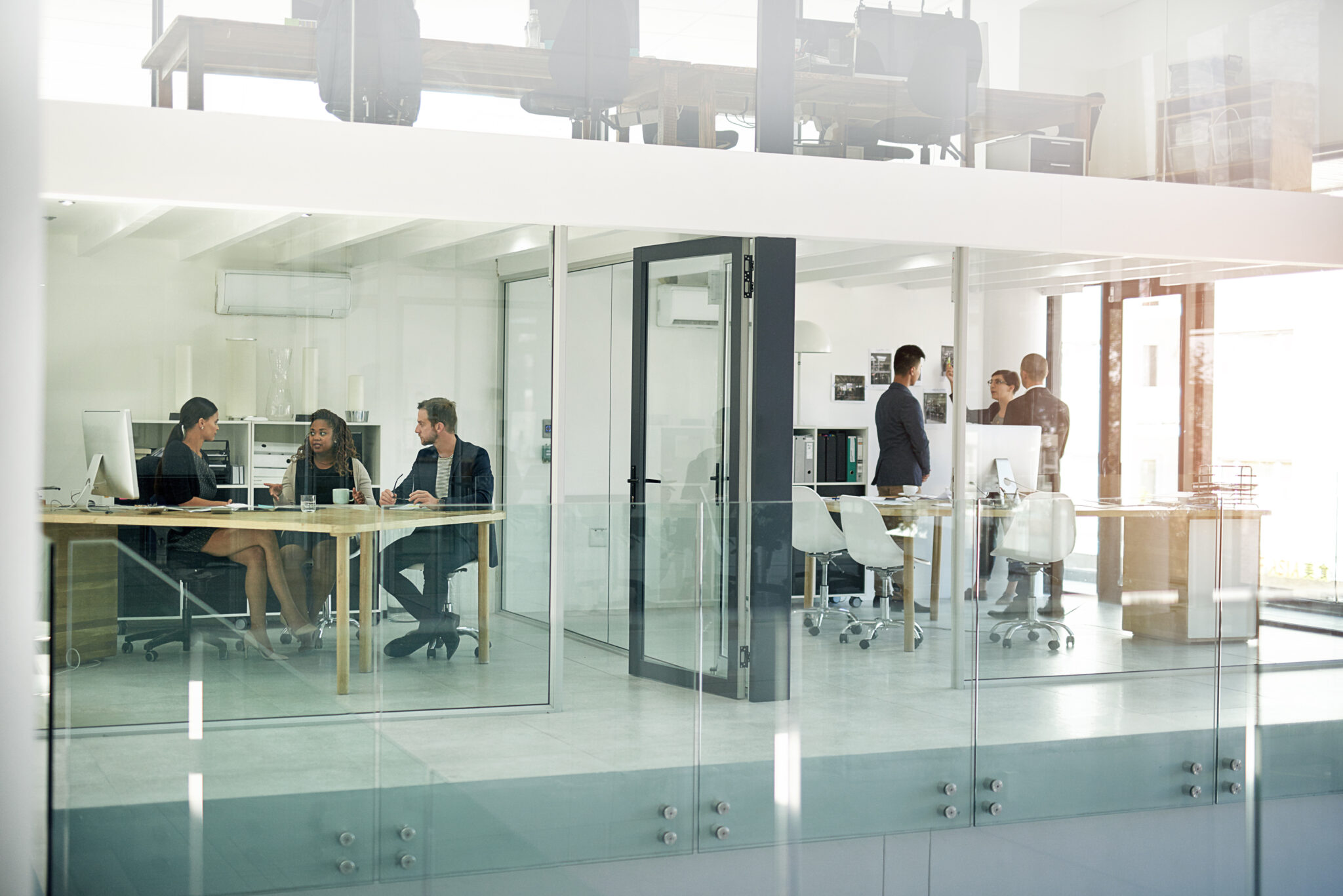 Crea un espacio de trabajo funcional y con estilo en tu pequeño despacho