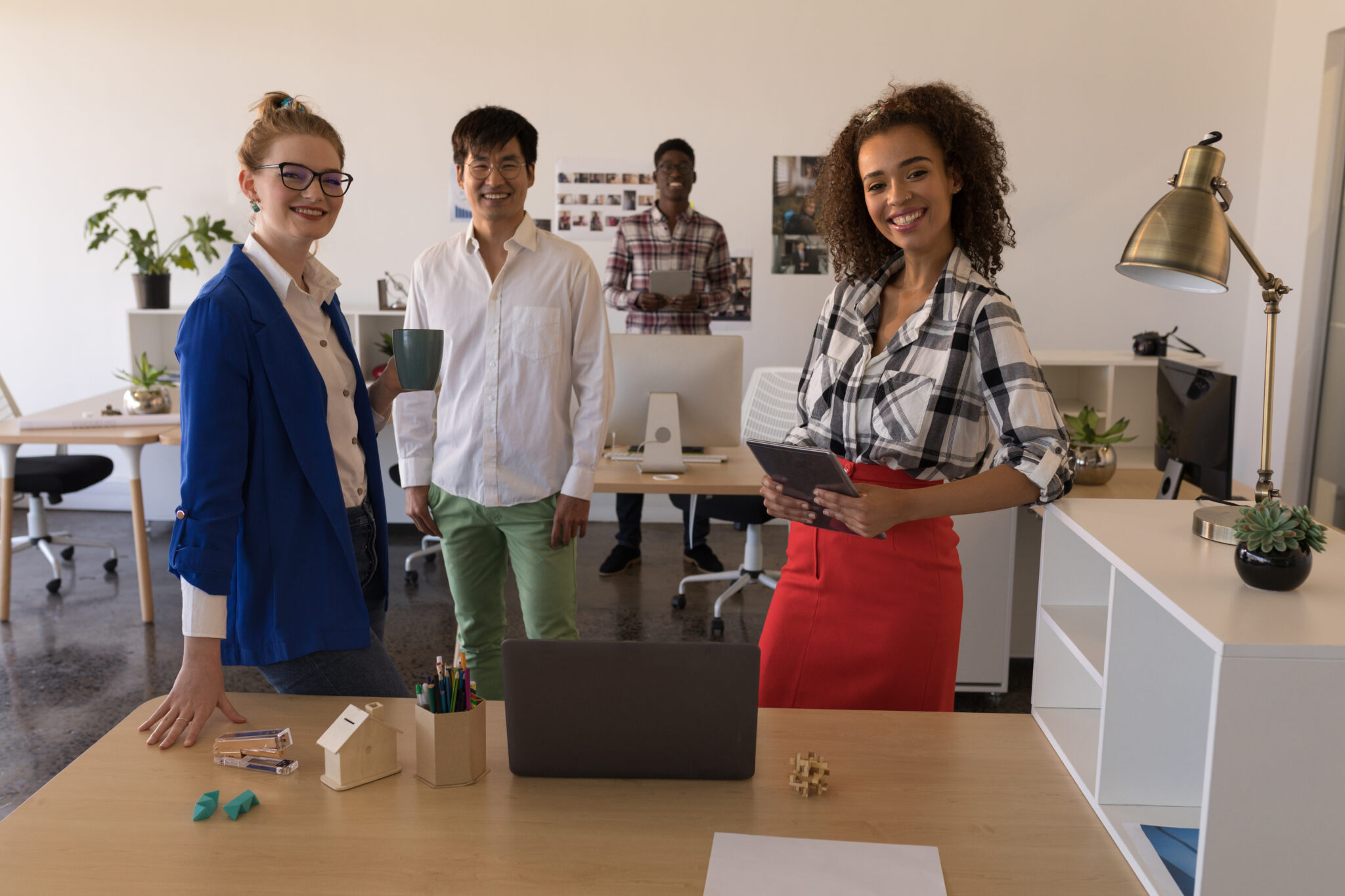 Crea un espacio de trabajo funcional y con estilo en tu pequeño despacho