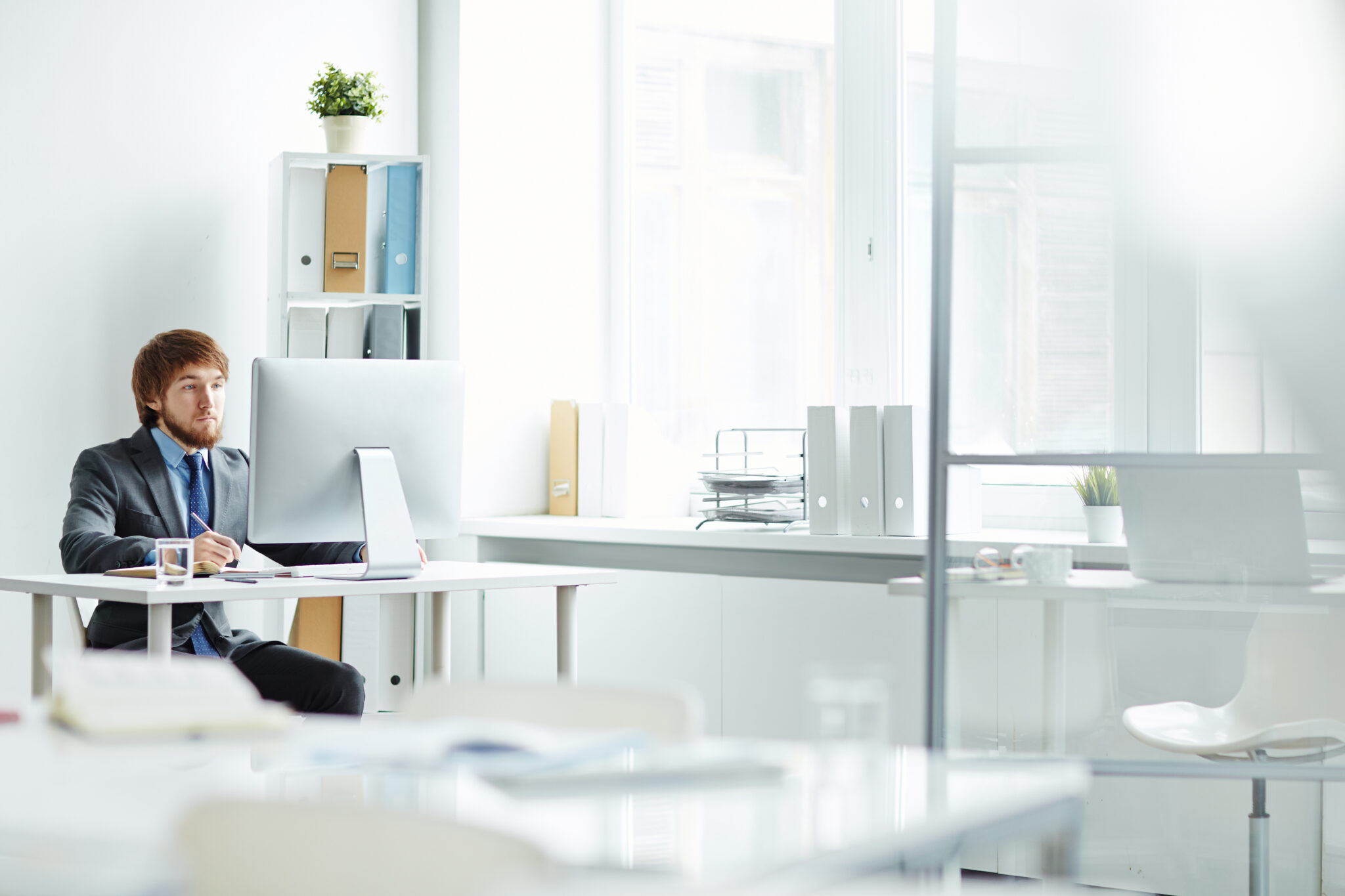 Crea un espacio de trabajo funcional y con estilo en tu pequeño despacho