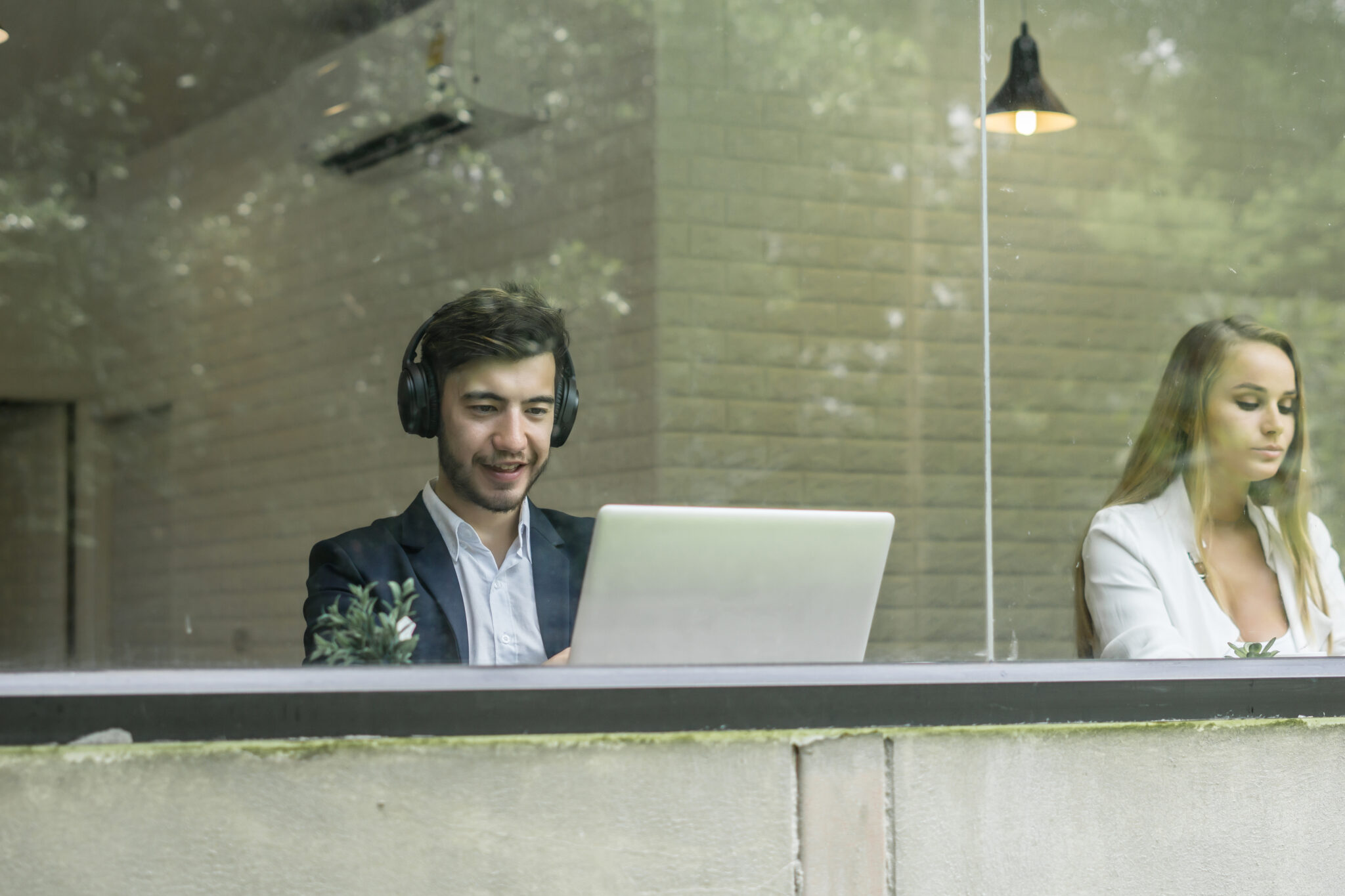 Cómo crear espacios tranquilos en una oficina de planta abierta