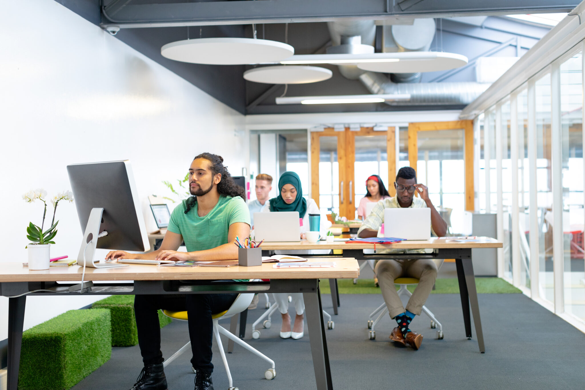 Cómo crear espacios tranquilos en una oficina de planta abierta